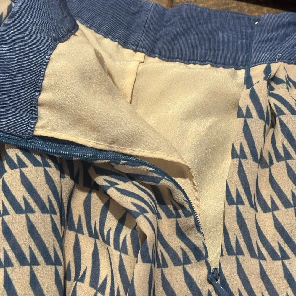 Club Monaco Navy and Beige Mini  Skirt in size 8. Great condition